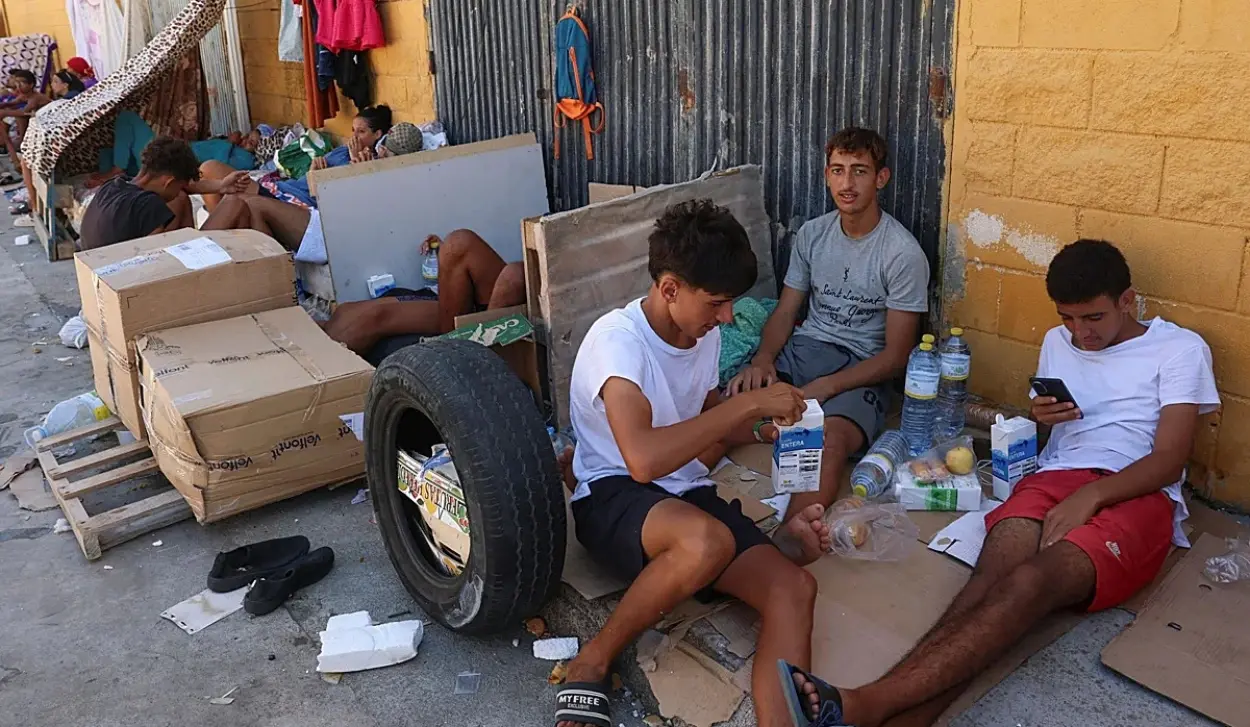 CEUTA RESIDENTS DEMOLISH RECEPTION CAMPS
