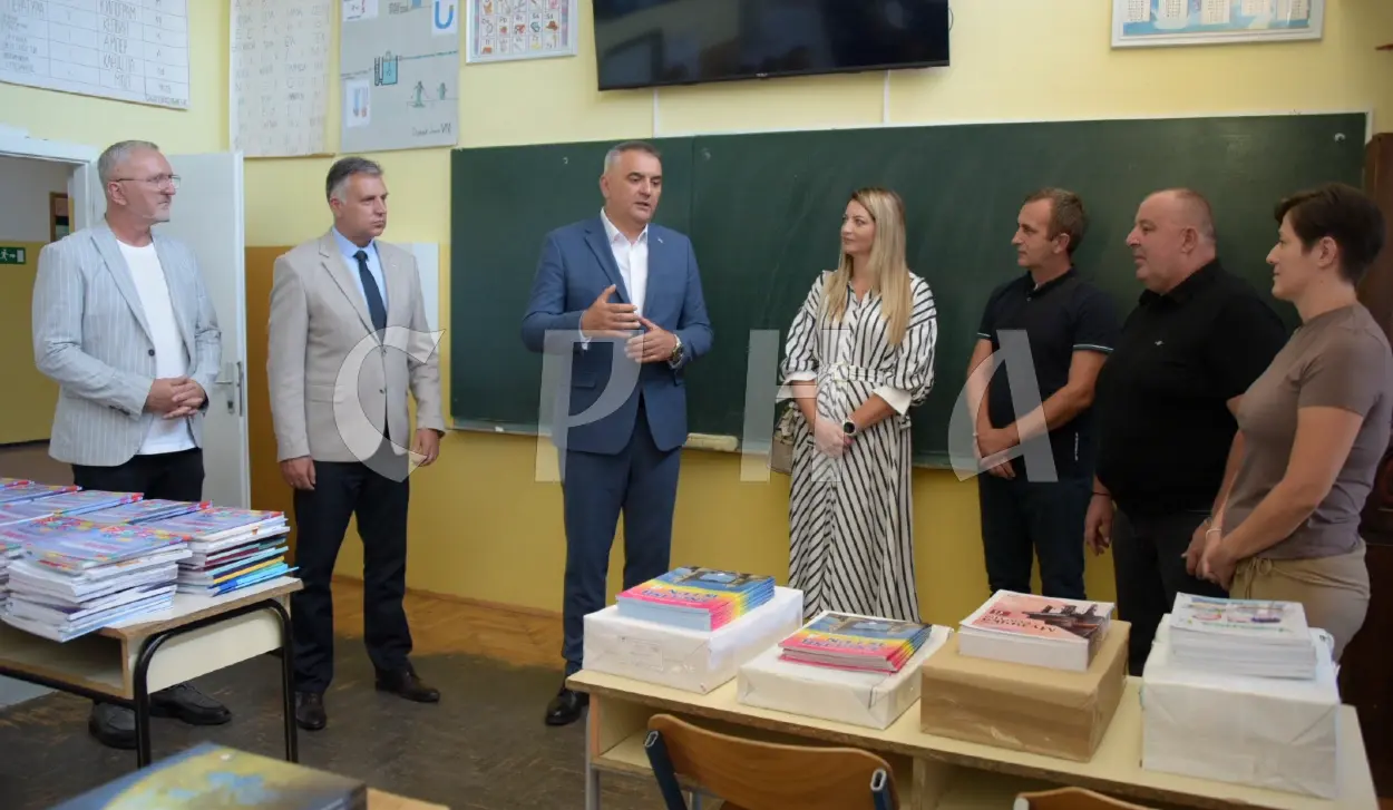 MINIĆ AND GOLUBOVIĆ PRESENT FREE TEXTBOOKS AT "STANKO RAKITA" PRIMARY SCHOOL