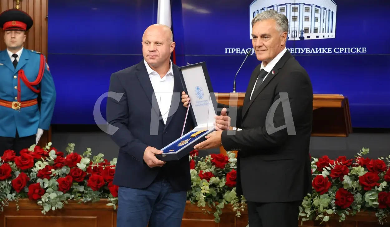 KARAN PRESENTS EMELIANENKO WITH ORDER OF MERIT WITH GOLD RAYS