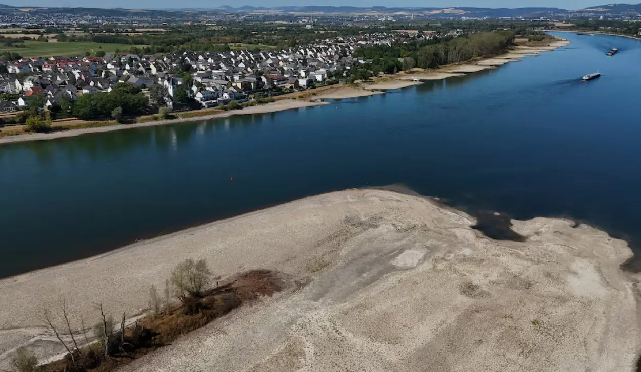 RHINE WATER LEVEL FALLS TO NEW HISTORIC LOW