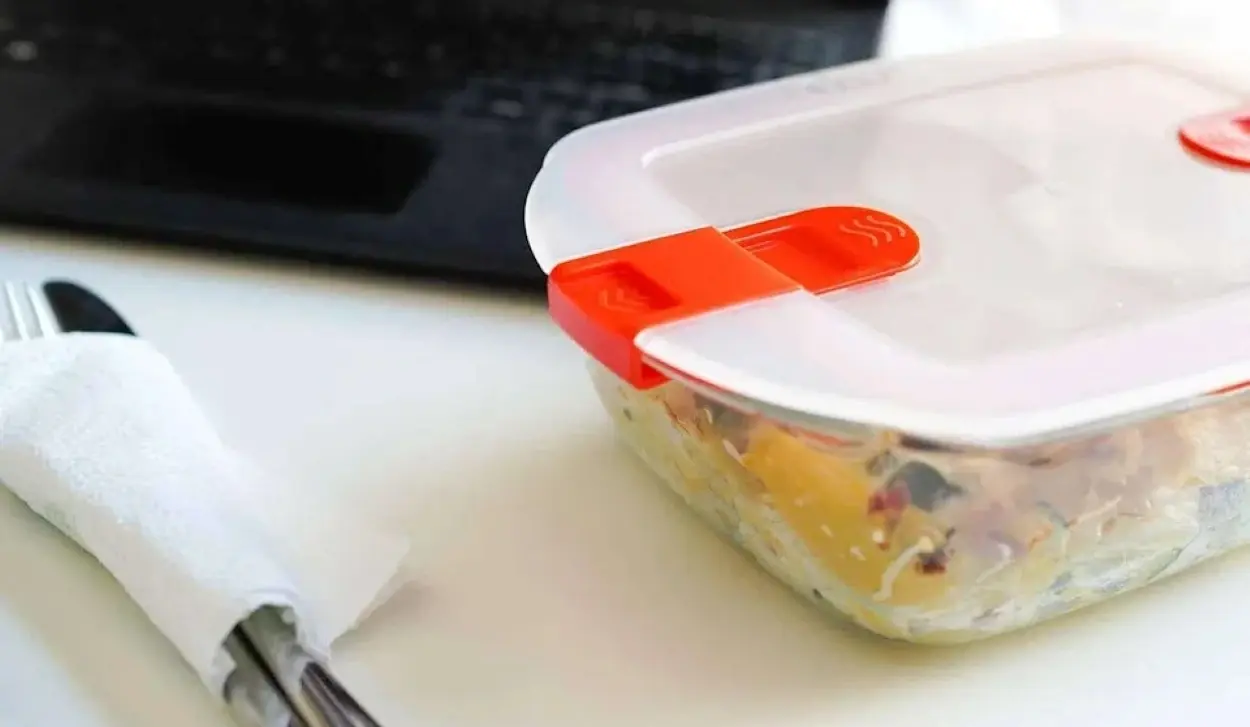 OFFICE WORKERS INCREASINGLY BRING LUNCH FROM HOME TO SAVE MONEY