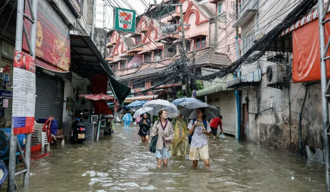 MASS EVACUATION UNDERWAY AS SEVERE FLOODING HITS BANGKOK