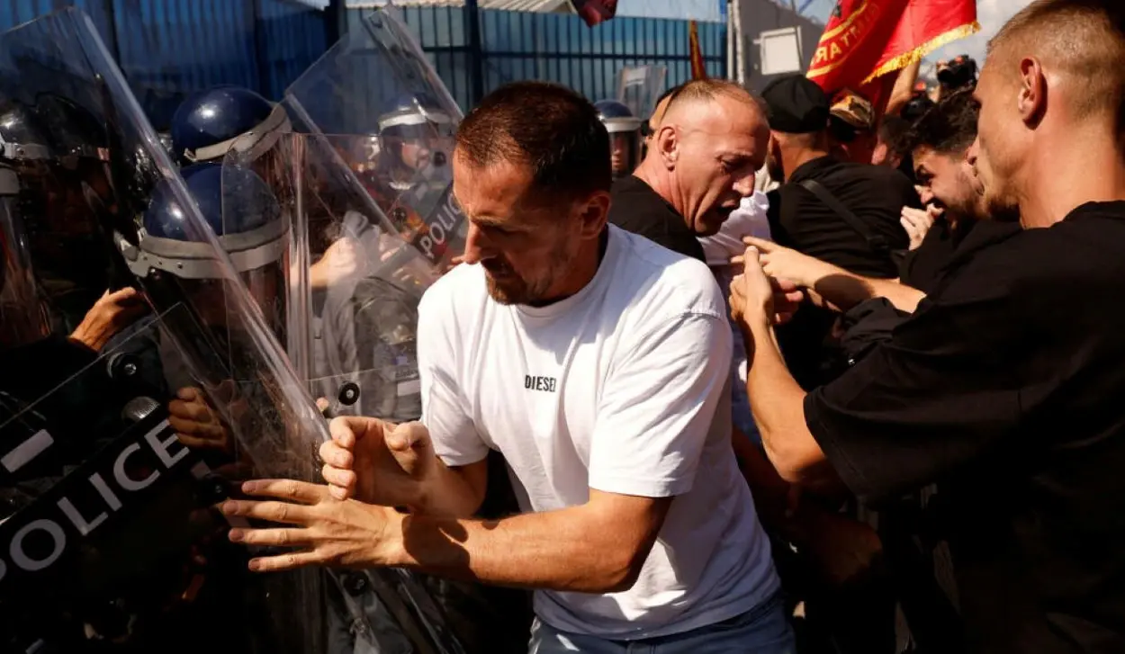 KLA TERRORIST ORGANISATION’S SUPPORTERS STONED GOVERNMENT BUILDING IN PRIŠTINA