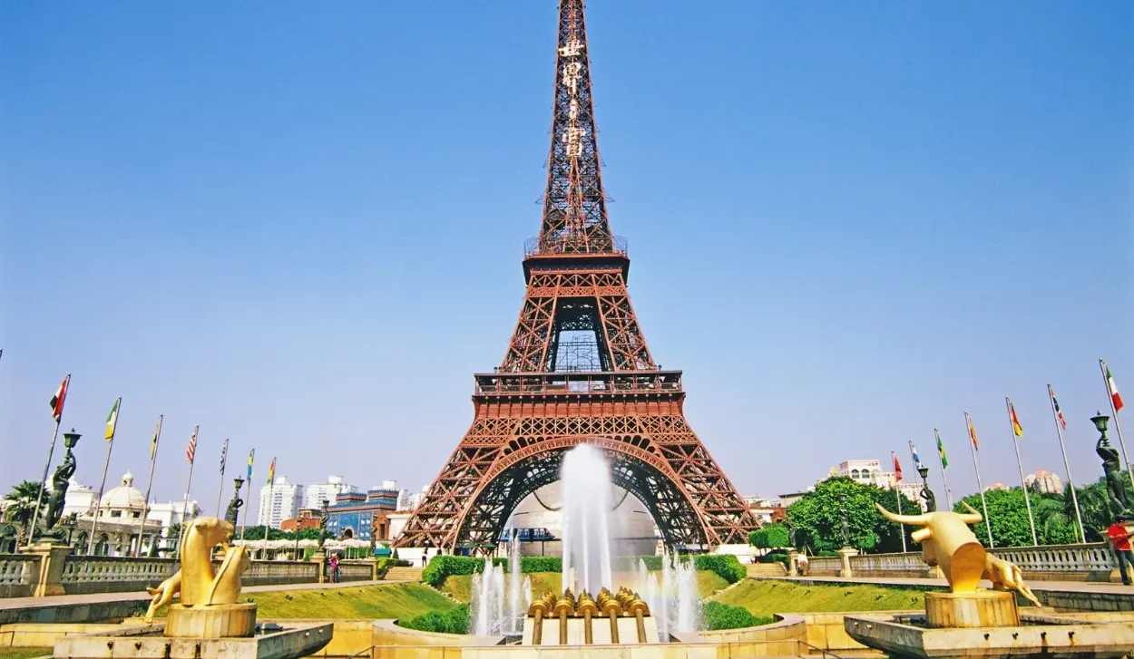EIFFEL TOWER CLOSED