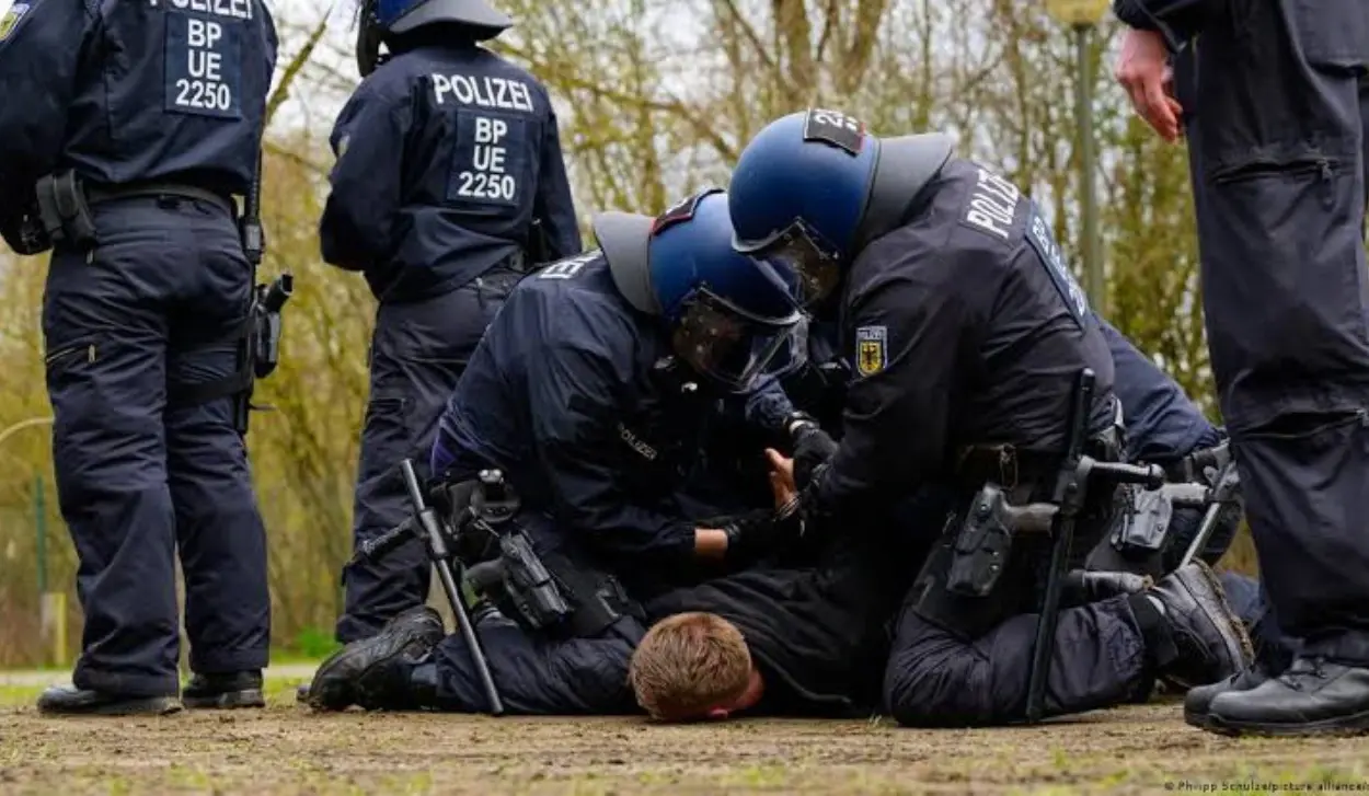 SEVEN ARMS SMUGGLERS ARRESTED
