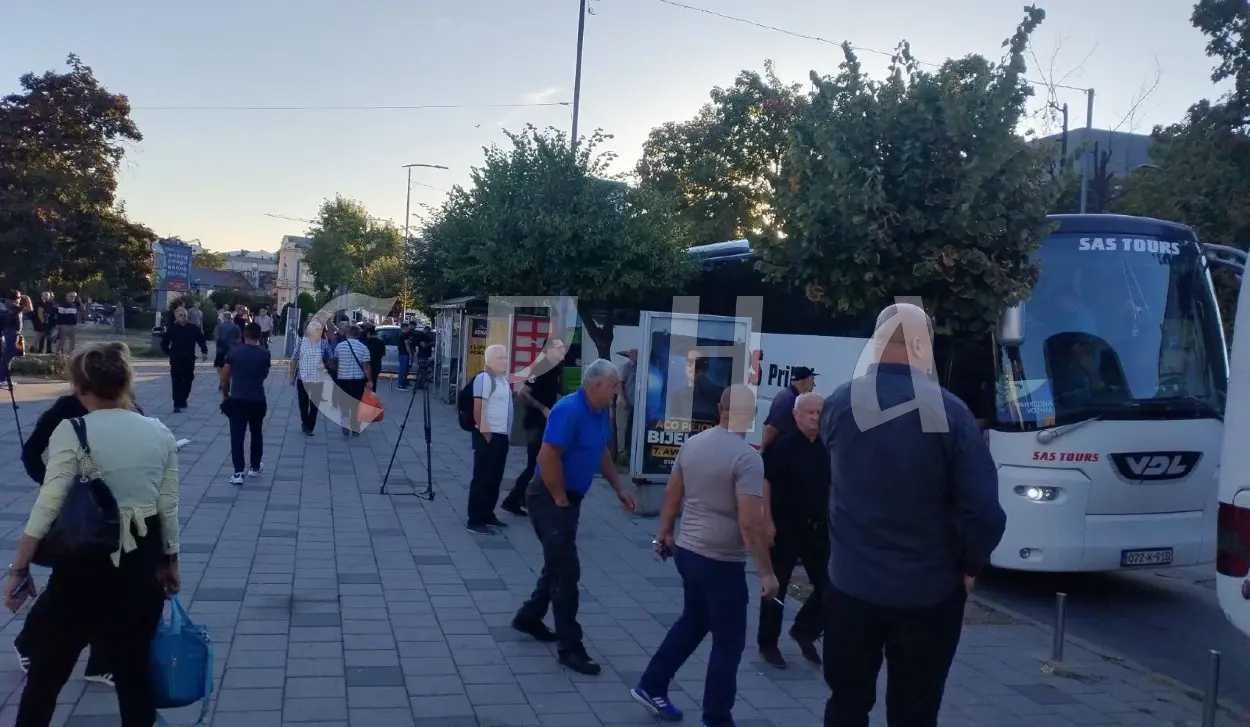 12 BUSES FROM BIJELJINA HEAD TO GENERAL MLADIĆ’S FUNERAL