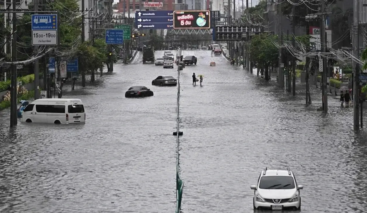 HEAVY RAIN TRIGGERS FLOOD EMERGENCY IN BANGKOK