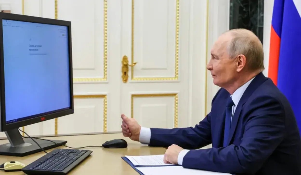 PUTIN VOTES ELECTRONICALLY FROM THE KREMLIN
