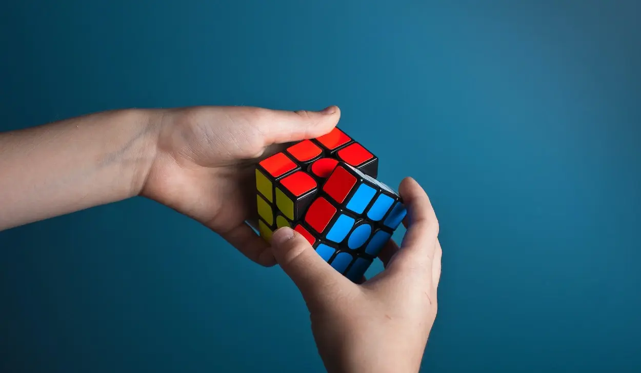 6-YEAR-OLD CHINESE GIRL SETS RUBIK'S CUBE SPEED RECORD