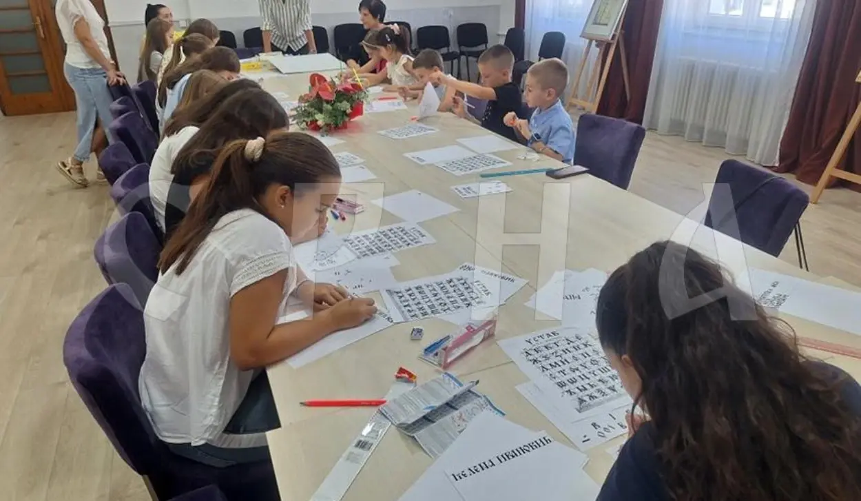 ELEMENTARY SCHOOL STUDENTS ATTEND A CALLIGRAPHY WORKSHOP