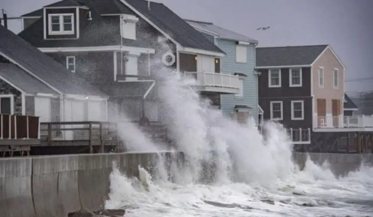 POWERFUL STORM BATTERS U.S. NORTHEAST