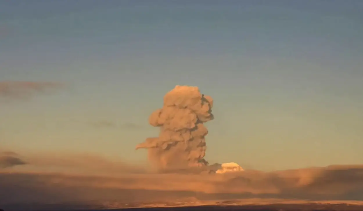 SHIVELUCH SPEWS ASH UP TO 5.5 KILOMETRES INTO THE AIR