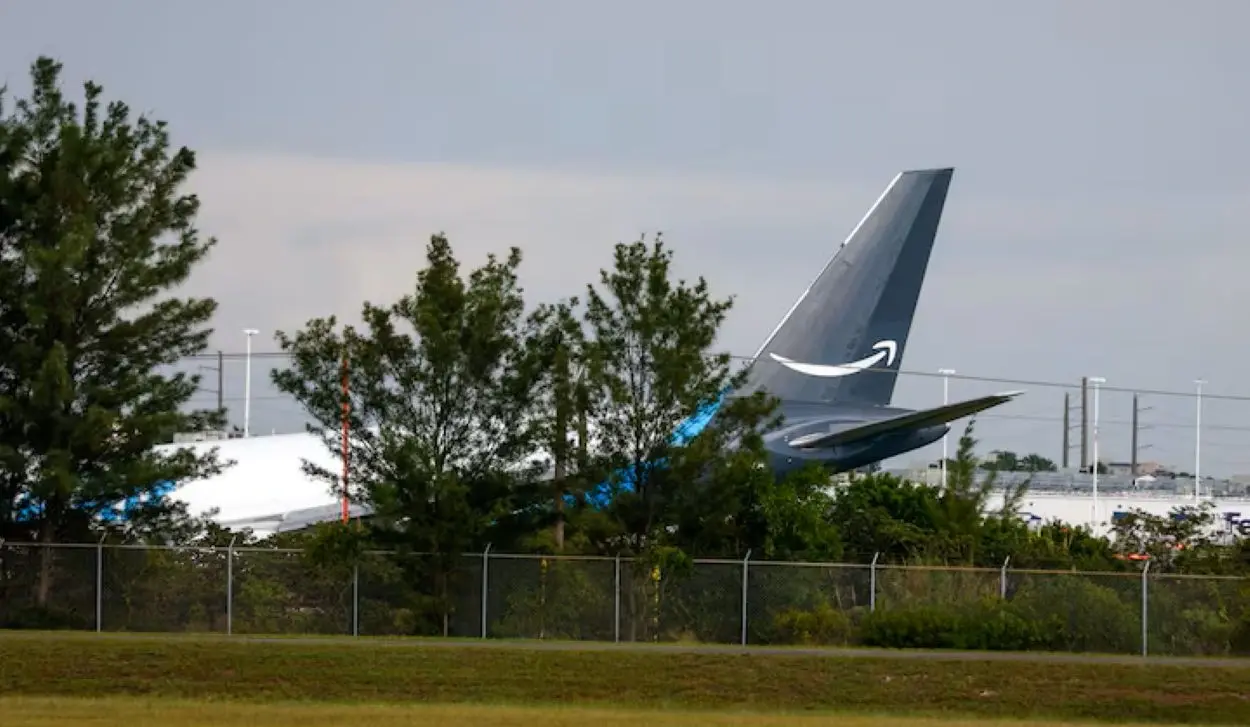 BOEING 767 SKIDS OFF RUNWAY IN MIAMI