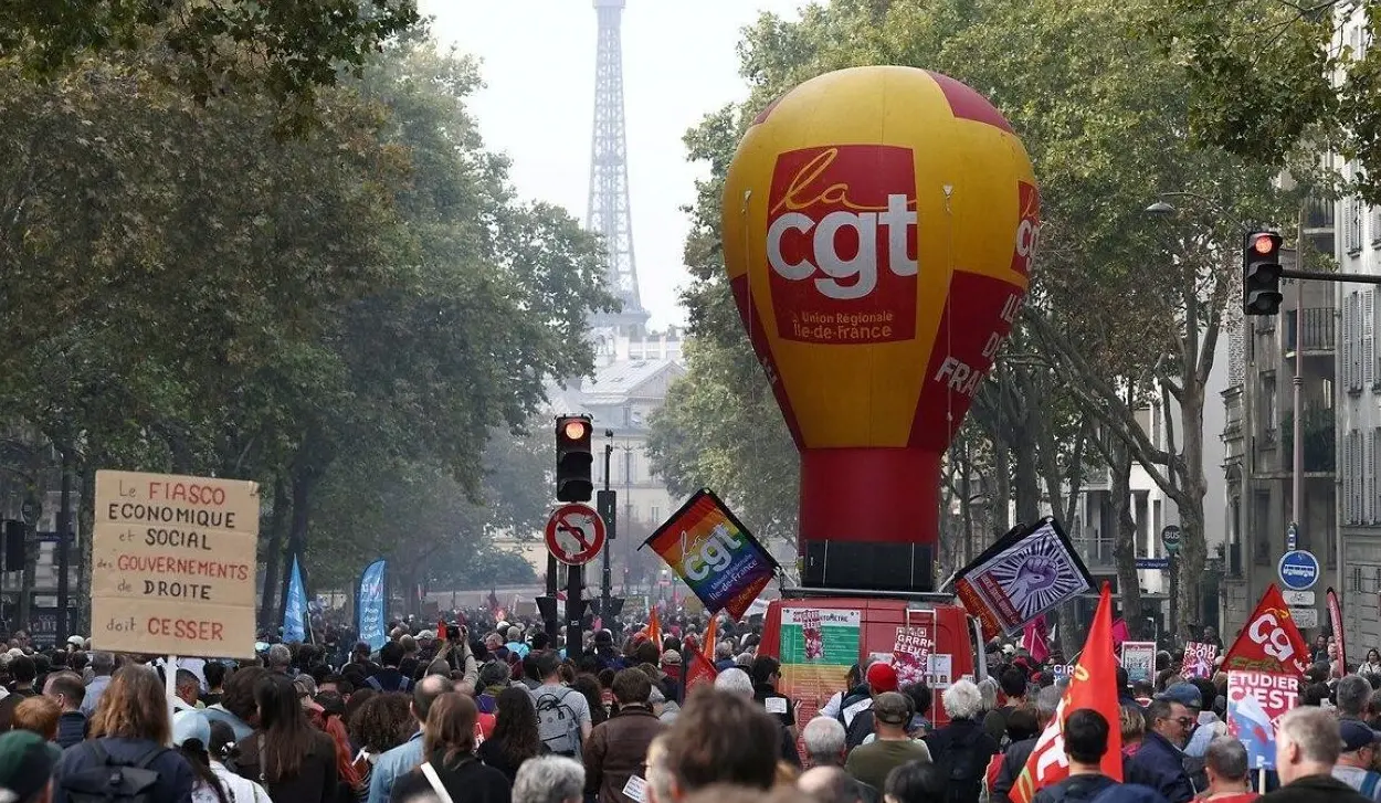 MORE THAN 300,000 PUBLIC-SECTOR WORKERS ON STRIKE