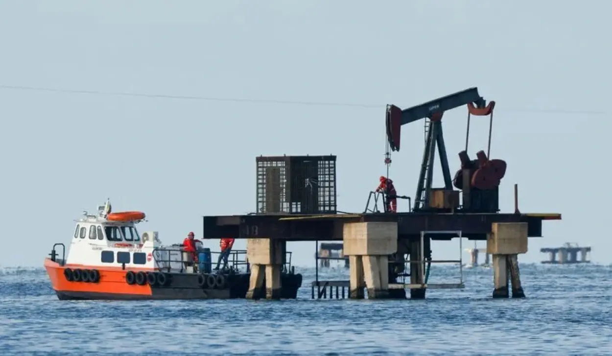 US COMPANY TO TAKE OVER PART OF OIL FIELDS PREVIOUSLY OPERATED BY CHINESE AND RUSSIAN COMPANIES
