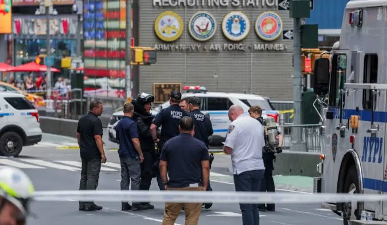 POLICE SHOOT WOMAN WHO STABBED TWO PEOPLE IN TIMES SQUARE