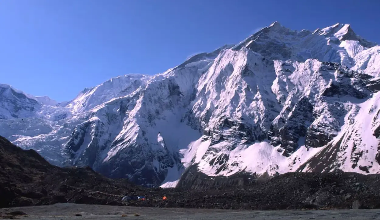TEN MISSING AFTER AVALANCHE ON MOUNTAIN