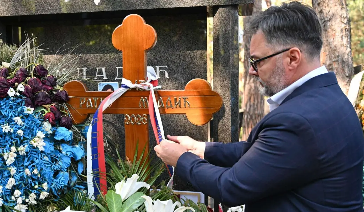 KOŠARAC LAYS WREATH, NATALIE'S RAMONDA PIN AND SRPSKA FLAG BADGE ON GENERAL MLADIĆ'S GRAVE