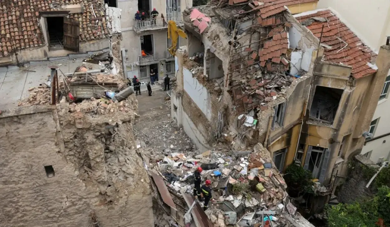 SIX DEAD IN ATHENS BUILDING COLLAPSE