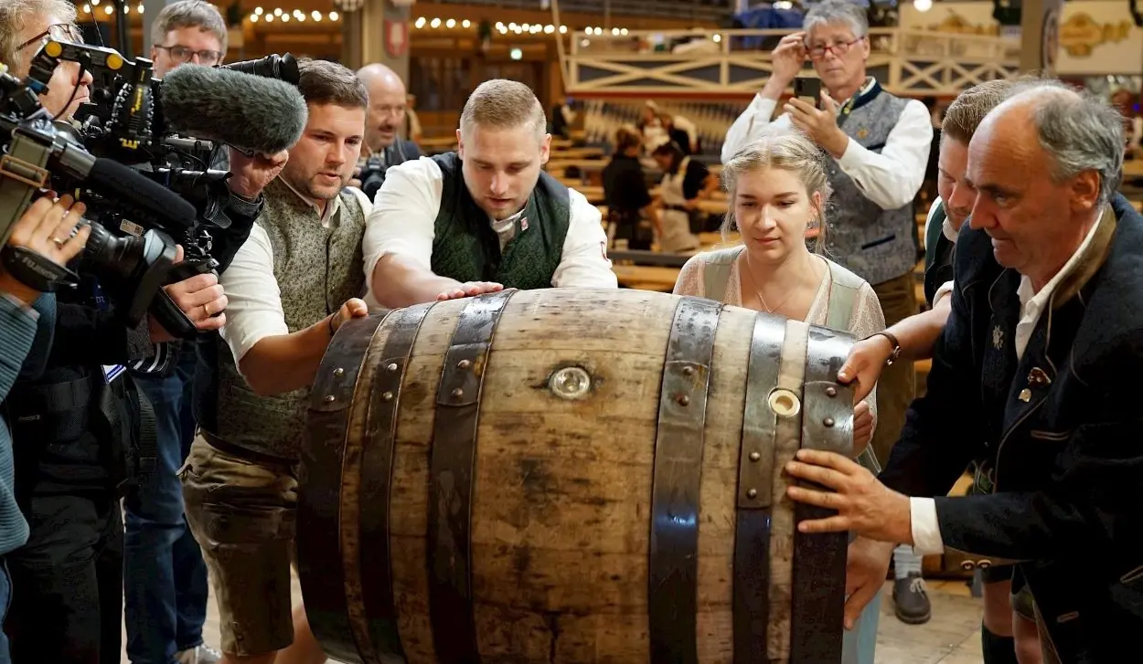 MUNICH MAYOR TAPS FIRST KEG AS OKTOBERFEST OPENS
