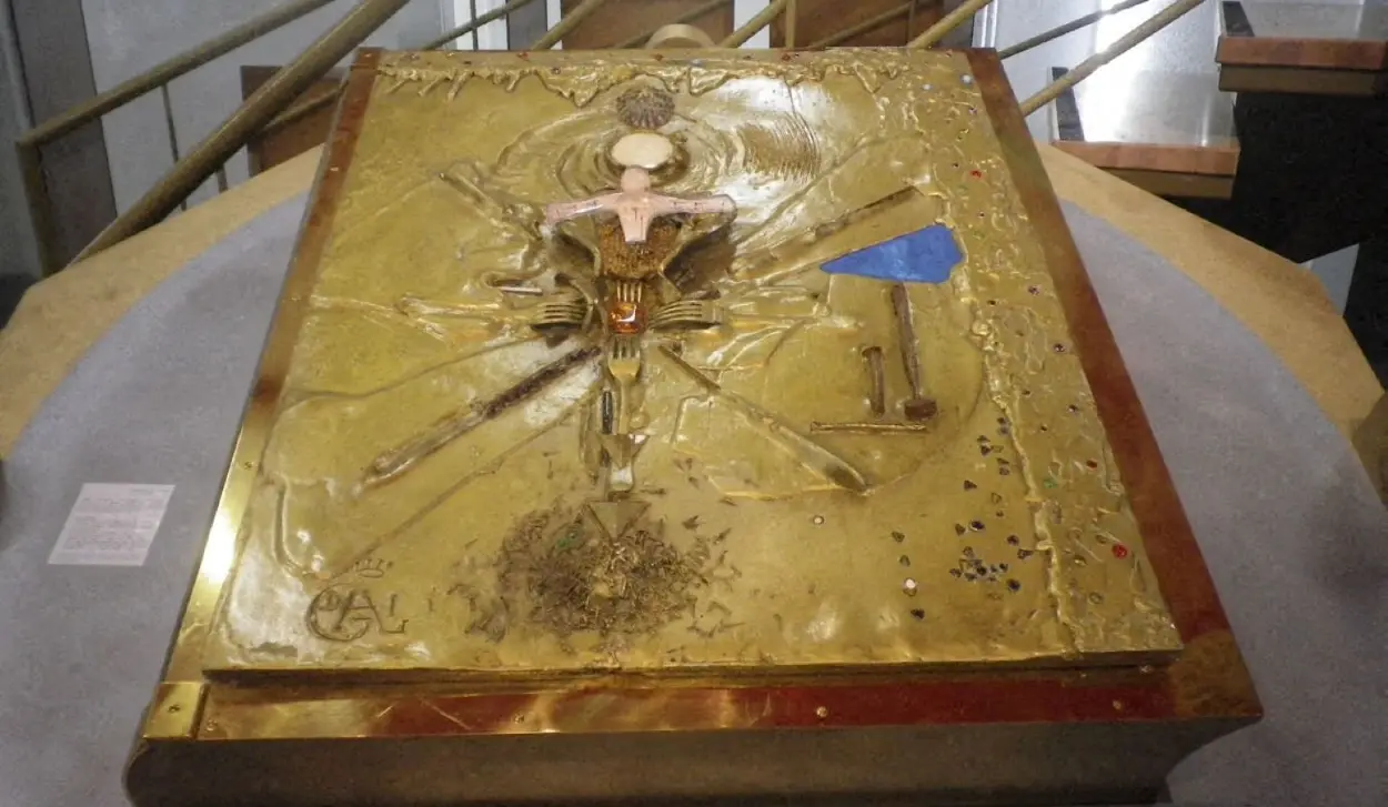ARTWORK WITH COVER DESIGNED BY SALVADOR DALÍ STOLEN