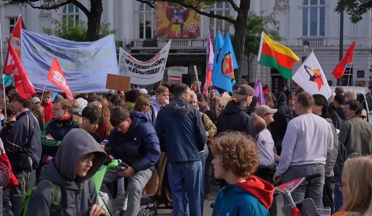 THOUSANDS OF PEOPLE PROTEST AGAINST ARMAMENT AND THE RETURN OF MANDATORY MILITARY SERVICE