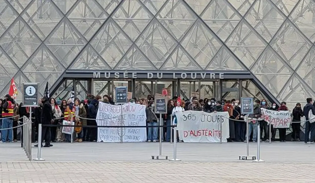 PROTESTERS BLOCK ACCESS TO LOUVRE