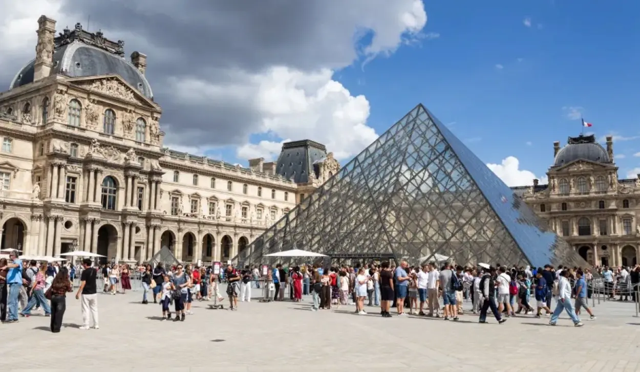 PROTESTERS BLOCK ACCESS TO LOUVRE