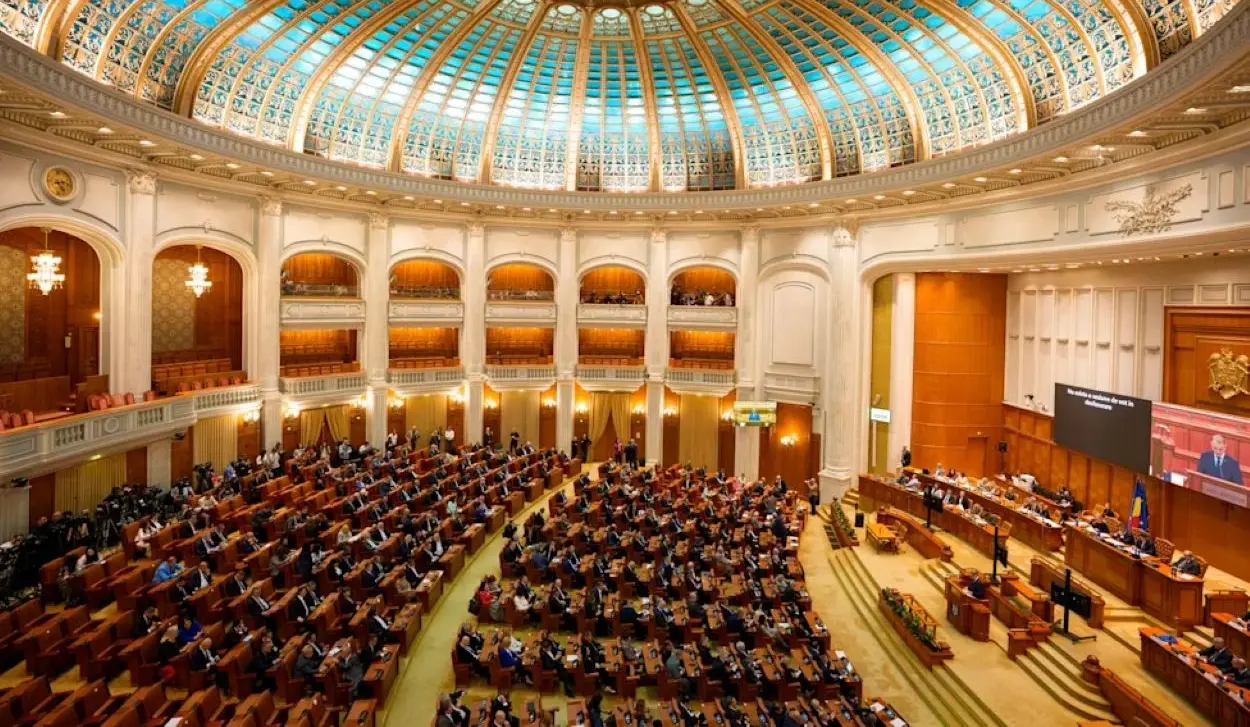 PARLIAMENT APPROVES LUCA NICULESCU GOVERNMENT