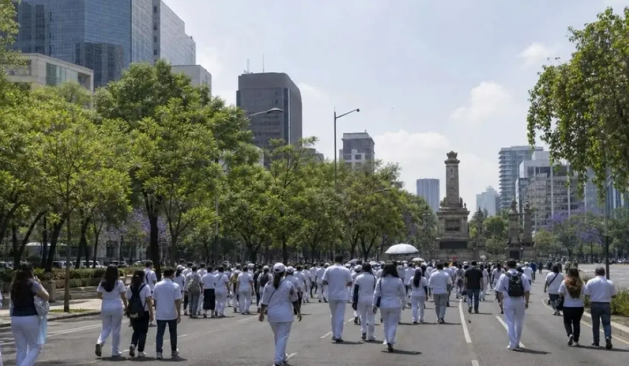 THOUSANDS OF HEALTHCARE WORKERS DEMAND PAY RISE
