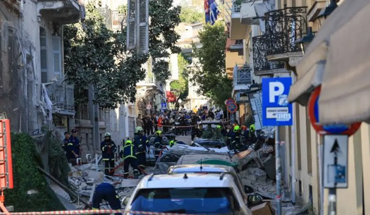 FOUR INJURED IN EXPLOSION IN ATHENS