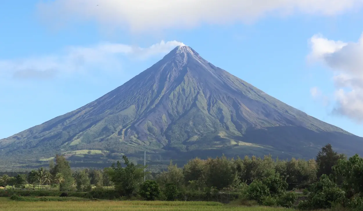 MAYON VOLCANO ERUPTS, MORE THAN 1,400 PEOPLE EVACUATED