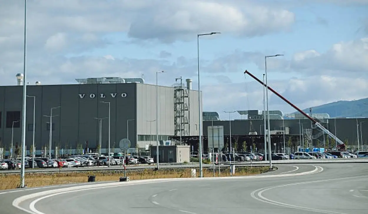 VOLVO TO LAY OFF 2,500 EMPLOYEES