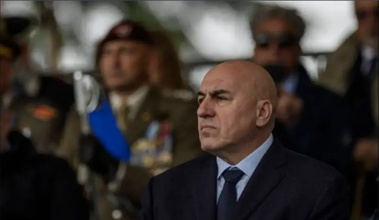ITALIAN DEFENSE MINISTER VISITS INJURED ITALIAN SOLDIERS IN TUZLA