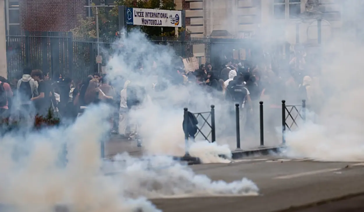 POLICE USE TEAR GAS DURING HIGH SCHOOL STUDENTS' PROTEST