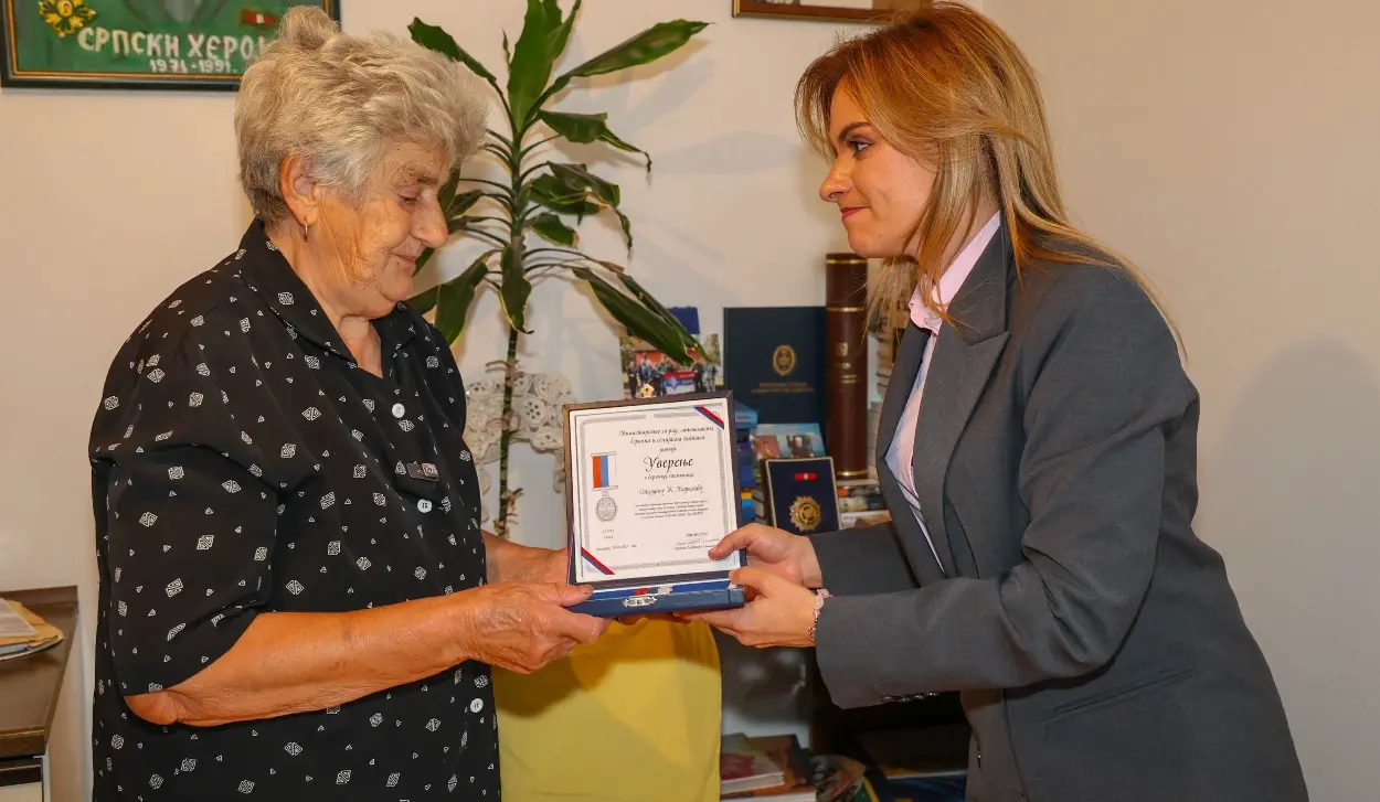 MOTHER OF STOJADIN MIRKOVIĆ KILLED WITH MAJOR TEPIĆ RECEIVES VETERANS' COMMEMORATIVE MEDAL