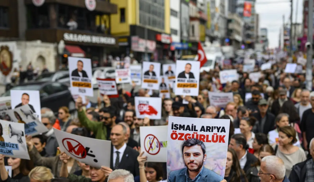 THOUSANDS OF PEOPLE IN ANKARA AND ISTANBUL PROTEST DETENTION OF JOURNALISTS