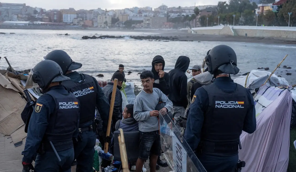 POLICE AND MILITARY DISMANTLE CAMP IN CEUTA