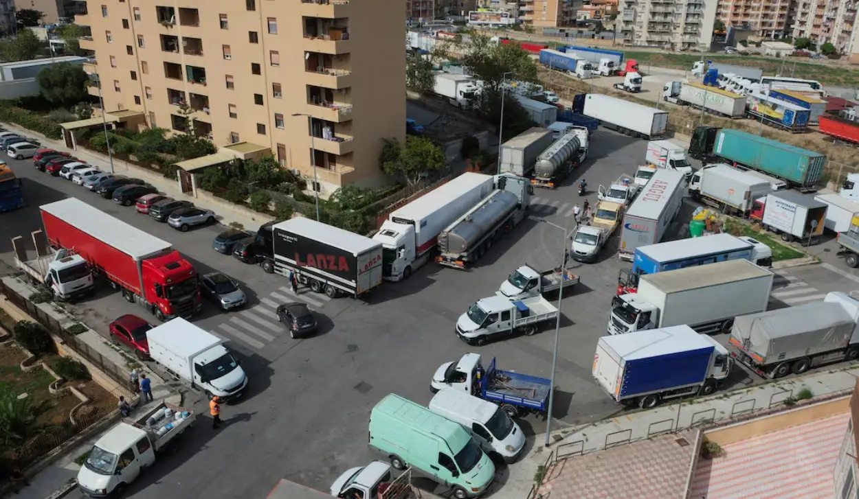 TRUCKERS SUSPEND BLOCKADES