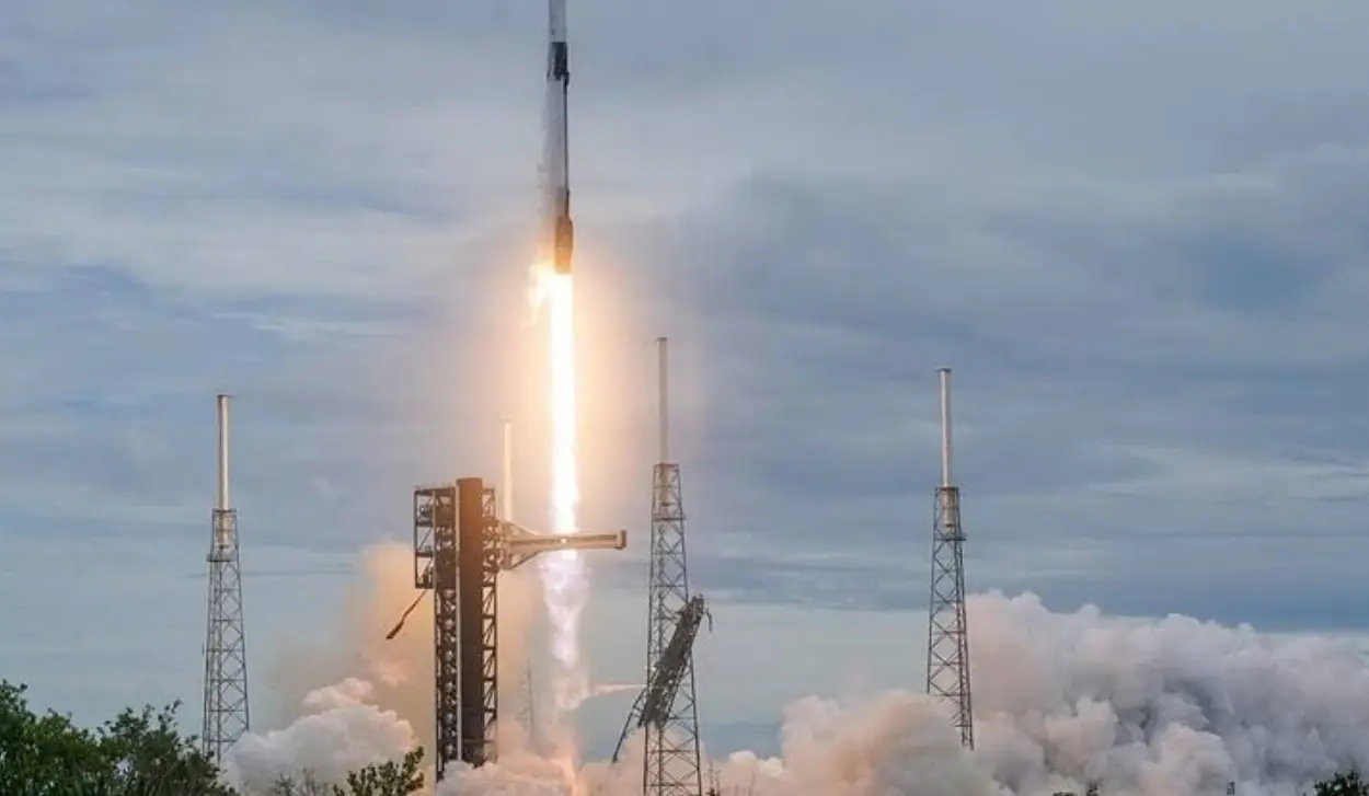 MISSION LAUNCHED TO BRING BACK SAMPLES FROM MARS MOON