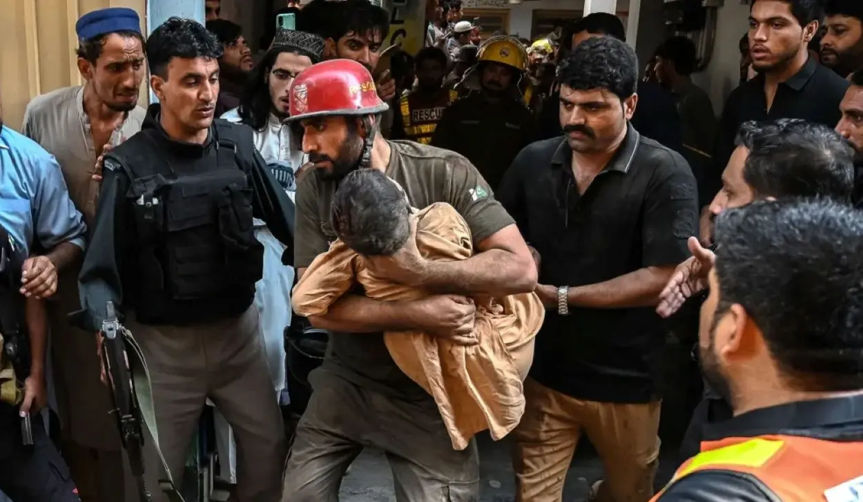 33 PEOPLE KILLED IN SCHOOL ROOF COLLAPSE